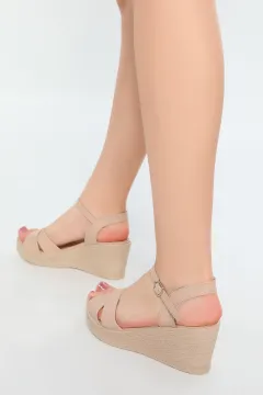Kadın Bilek Kemerli Dolgu Topuklu Sandalet Bej