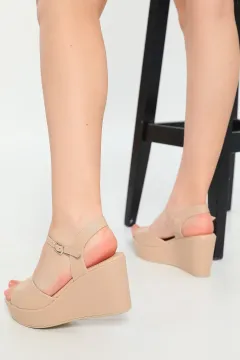 Kadın Bilek Kemerli Dolgu Topuklu Sandalet Bej