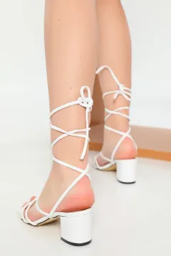 Kadın Bilek Bağlamalı Kalın Topuklu Sandalet Beyaz