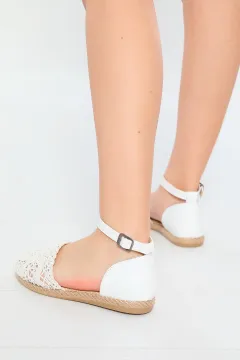 Kadın Bilek Kemerli Hasır Detaylı Rahat Taban Sandalet Beyaz