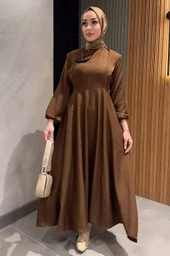 Gül Detaylı Tesettür Kloş Elbise Kahve