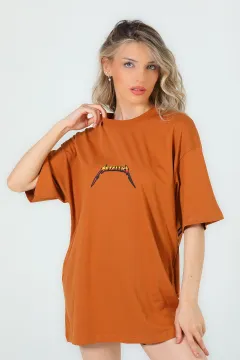 Kadın Bisiklet Yaka Metallica Baskılı Oversize T-shirt Camel