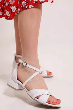 Kadın Çapraz Bant Kalın Topuk Ayakkabı Beyazparlakderi