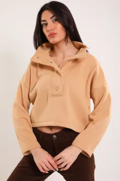 Kadın Dik Yaka Çıtçıt Detaylı Crop Sweatshirt Bej