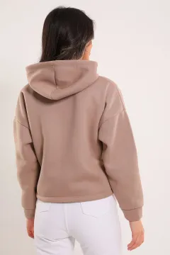 Kadın Kapüşonlu Ön Baskılı Şardonlu Crop Sweatshirt Bej