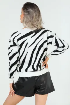 Kadın Omuz Dekolteli Zebra Desenli Triko Bluz Krem