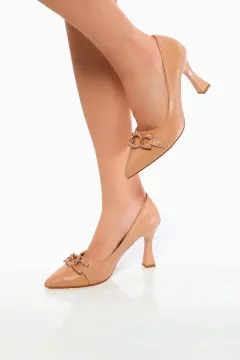 Kadın Ön Tokalı Kadeh Topuklu Ayakkabı Bej