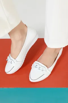 Kadın Ön Zincir Detaylı Taşlı Şık Babet Ayakkabı Beyaz