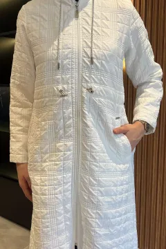 Kadın Tesettür Dik Yaka Kapitone Desen Fermuarlı Uzun Kap Krem