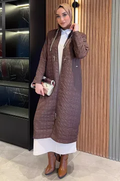 Kadın Tesettür Dik Yaka Kapitone Desen Fermuarlı Uzun Kap Kahve