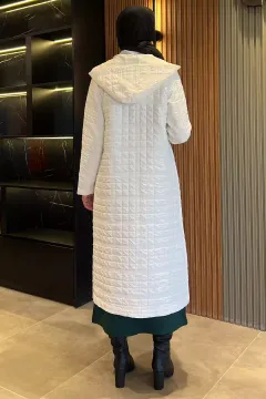 Kadın Tesettür Kapüşonlu Kapitone Desen Düğmeli Kap Krem