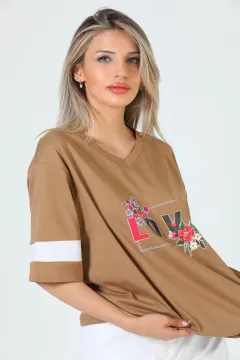 Kadın V Yaka Ön Baskılı Kol Şerit Detaylı Salaş T-shirt Vizon