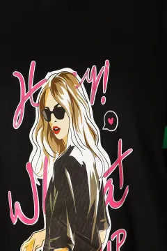 Kadın V Yaka Ön Baskılı Kol Şerit Detaylı Salaş T-shirt (30 Derecede Yıkayınız.) Siyah