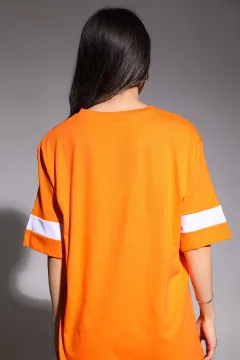 Kadın V Yaka Ön Baskılı Kol Şerit Detaylı Salaş T-shirt (30 Derecede Yıkayınız.) Orange