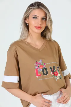 Kadın V Yaka Ön Baskılı Kol Şerit Detaylı Salaş T-shirt Vizon