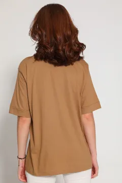 Kadın V Yaka Ön Baskılı Salaş T-shirt (30 Derecede Yıkayınız.) Vizon