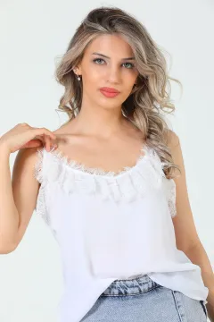 Kadın Yakası Dantelli Ayarlanabilir İp Askılı Bluz Beyaz