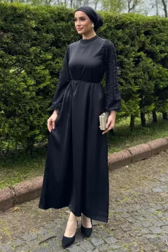 Kolları Güpürlü Taşlı Bel Bağcıklı Tesettür Saten Abiye Elbise Siyah