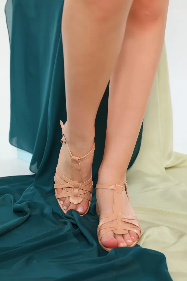Kadın Bilek Kemerli Kalın Topuklu Sandalet Bej