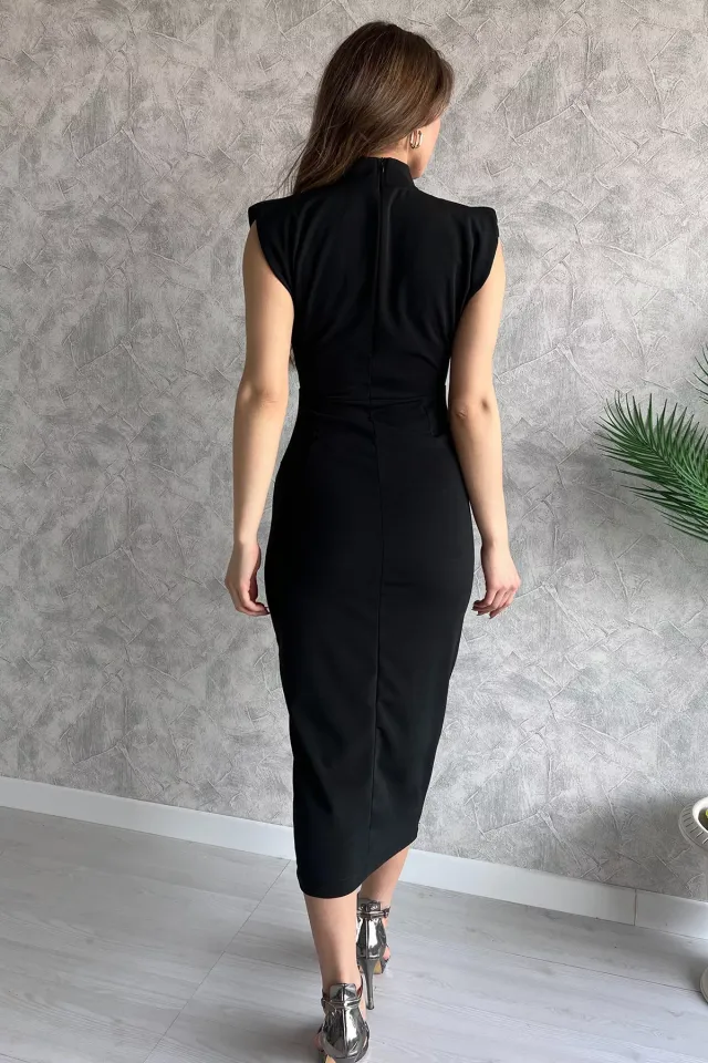 Broş Detaylı Dik Yaka Vatkalı Elbise Siyah