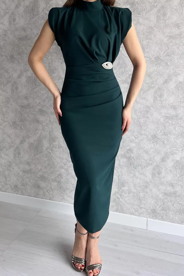 Broş Detaylı Dik Yaka Vatkalı Elbise Zümrüt Yeşili
