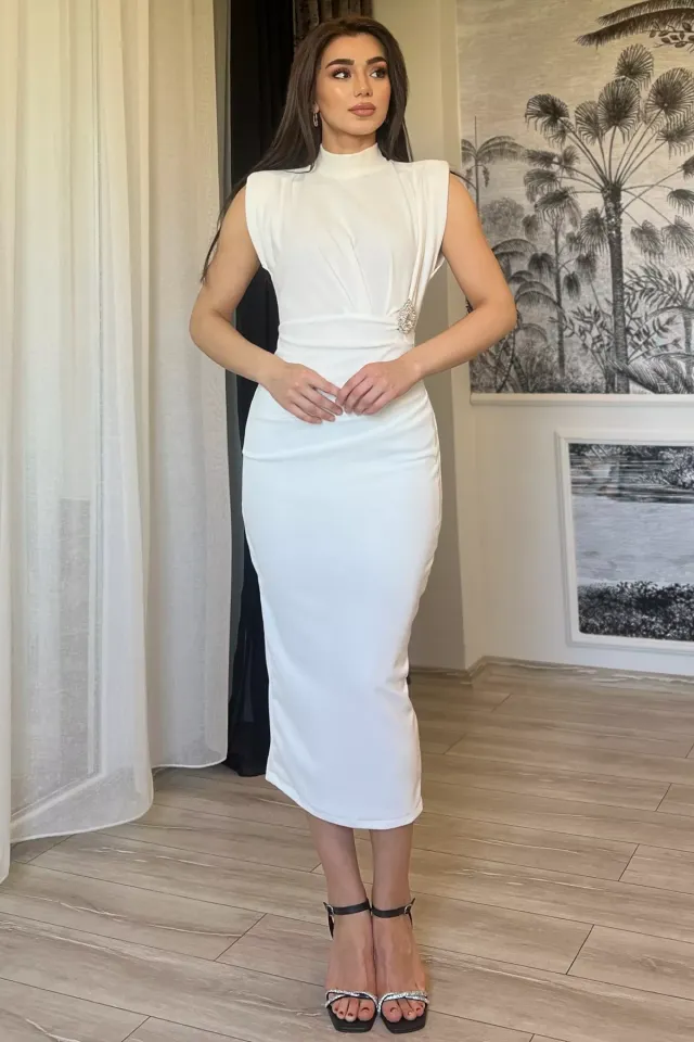 Broş Detaylı Dik Yaka Vatkalı Elbise Krem