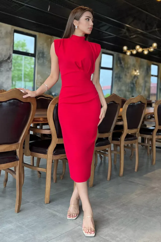 Broş Detaylı Dik Yaka Vatkalı Elbise Kırmızı