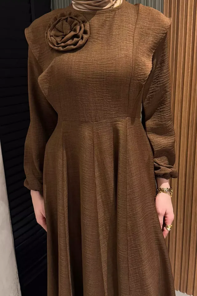 Gül Detaylı Tesettür Kloş Elbise Kahve