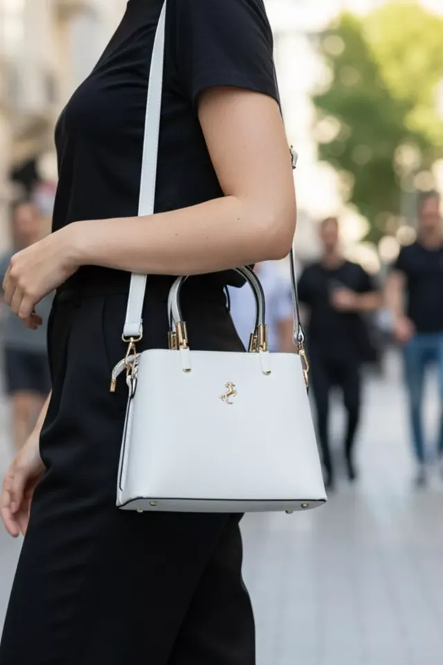 Kadın Amblemli Gold Detaylı Günlük Çapraz Çanta Beyaz