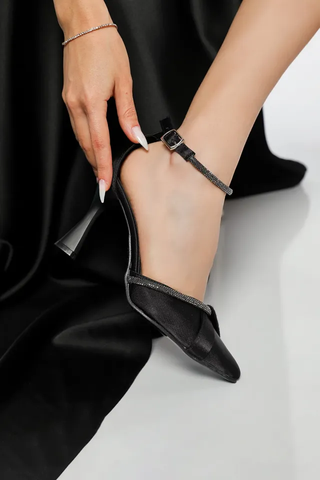 Kadın Bilek Kemerli Taş Detaylı Topuklu Ayakkabı Siyah