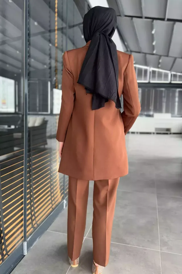 Kadın Broş Detaylı Pileli Tesettür Blazer Ceket Pantolon İkili Takım Kahve