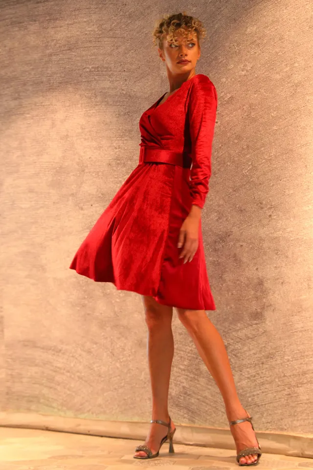 Kadın Kravuze Yaka Kemerli Kadife Abiye Elbise Kırmızı