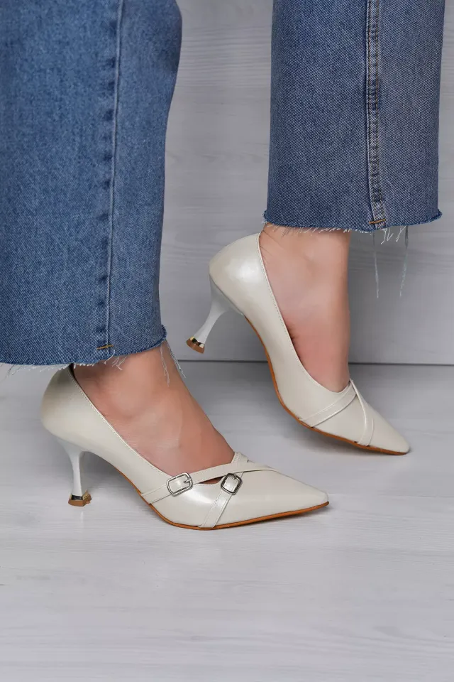 Kadın Ön Kemer Detaylı Stiletto Topuklu Ayakkabı Krem