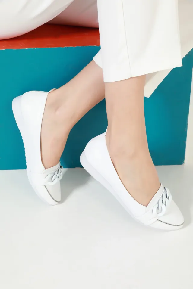 Kadın Ön Zincir Detaylı Taşlı Şık Babet Ayakkabı Beyaz