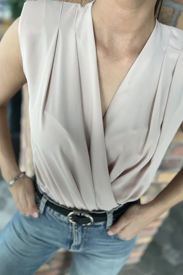 Kadın Kruvaze Yaka Kolsuz Alttan Çıtçıtlı Bluz Bej