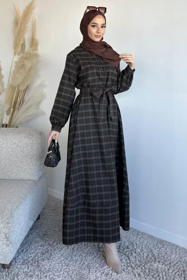 Ön Yarım Düğmeli Bel Kuşaklı Ekose Desenli Tesettür Elbise Kahve