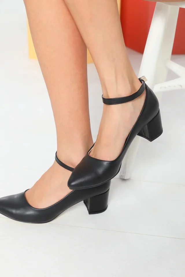 Kadın Bilek Kemerli Sivri Burun Kalın Topuklu Ayakkabı Siyah